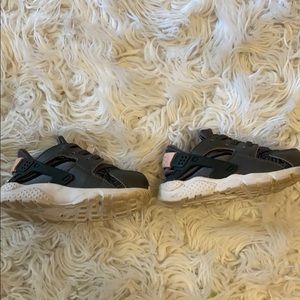 Toddler Hurache by Nike tennis shoes